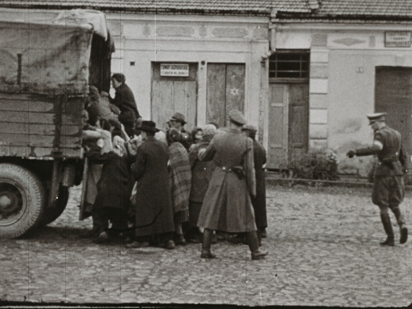 Image 48 screenshot from the so called WFD material showing the deportation of Polish Jews between 1942 and 1944. Cinematographer and institution are unknown