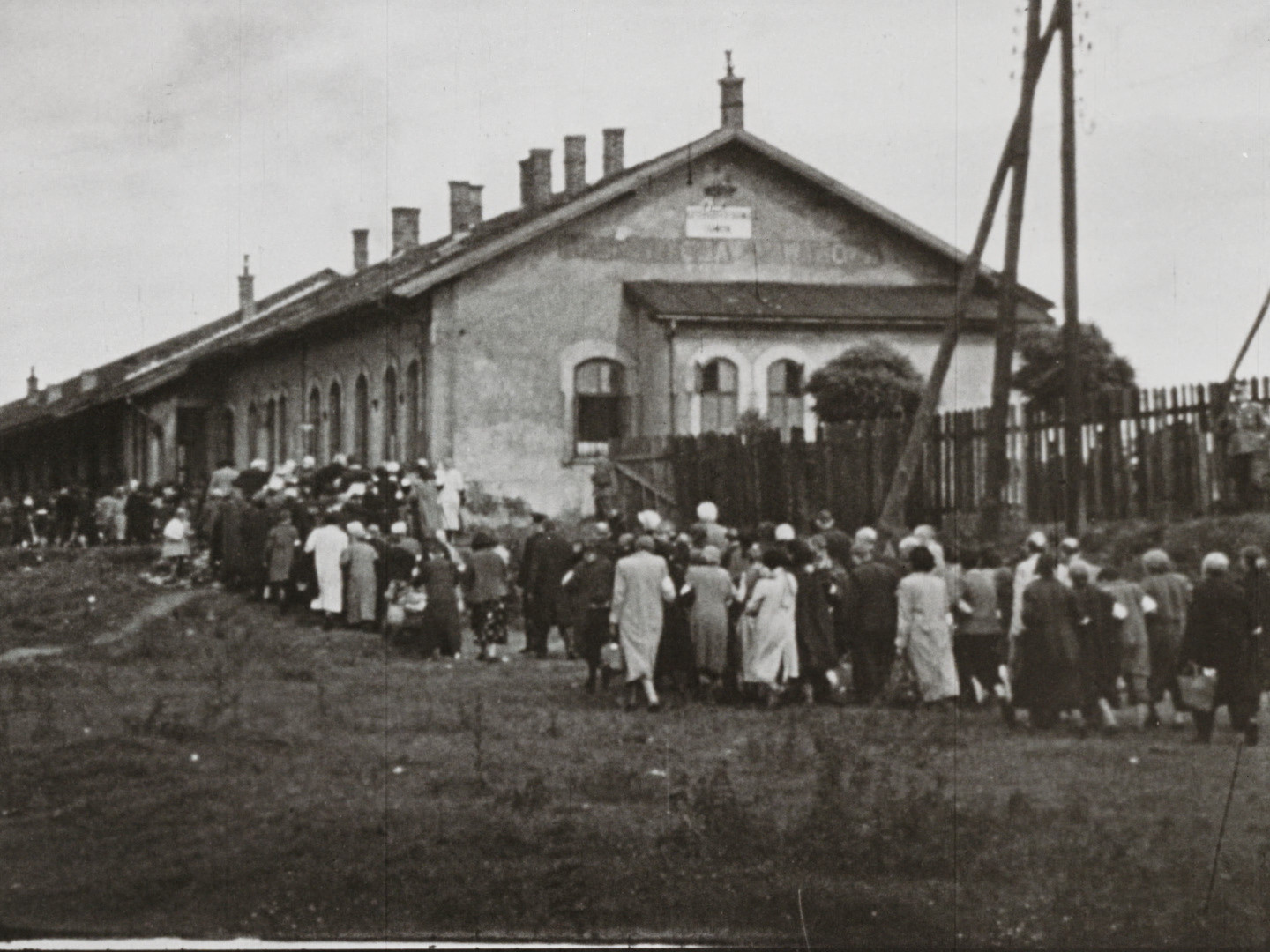 Image 60 screenshot from the so called WFD material showing the deportation of Polish Jews between 1942 and 1944. Cinematographer and institution are unknown